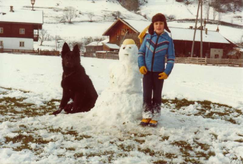 Claus mit Blacky beim Schneemannbauen